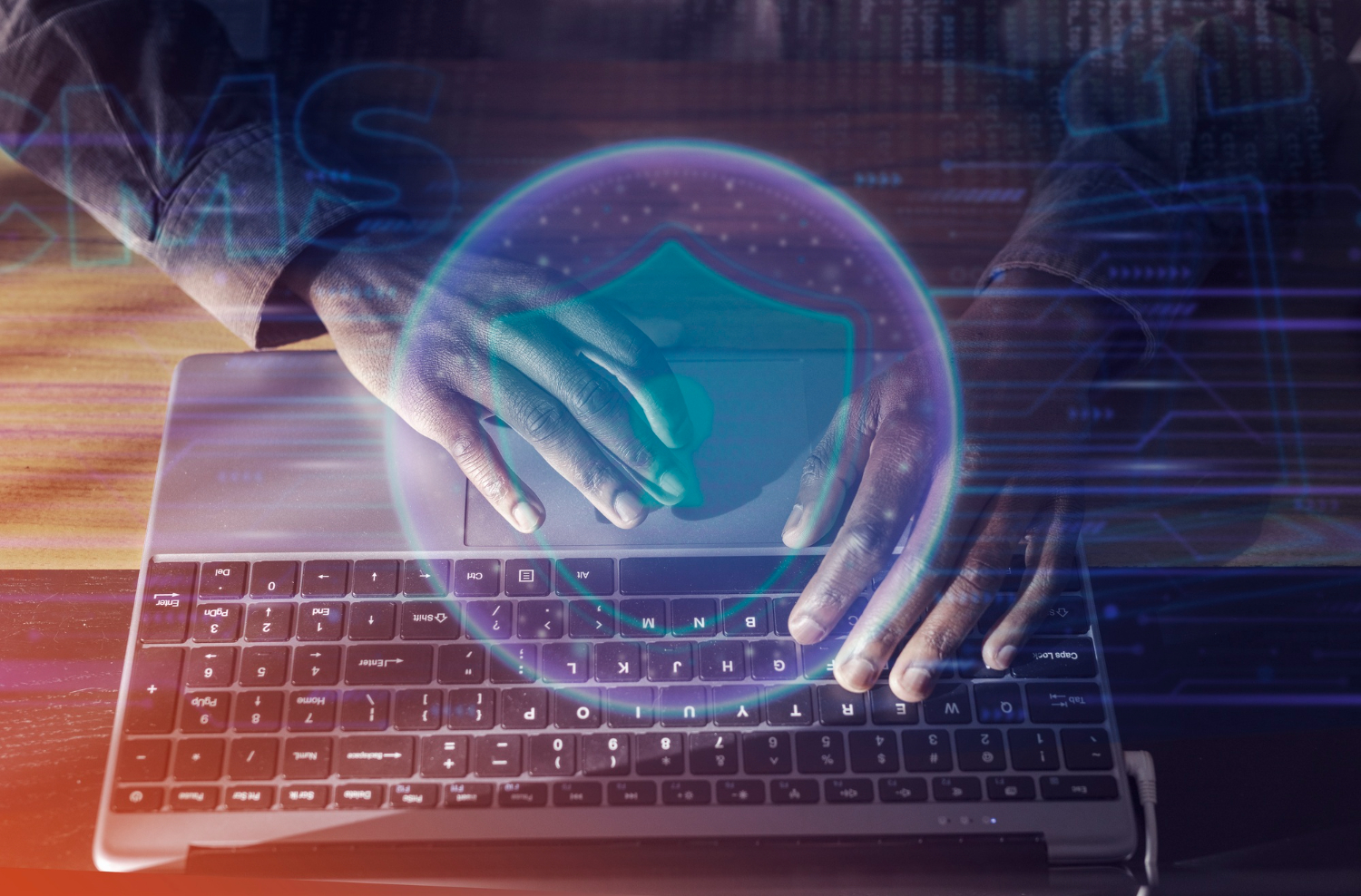 uomo che utilizza il portatile